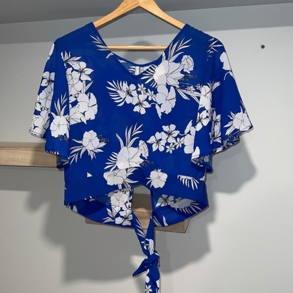 Blue and white‎ floral airy blouse